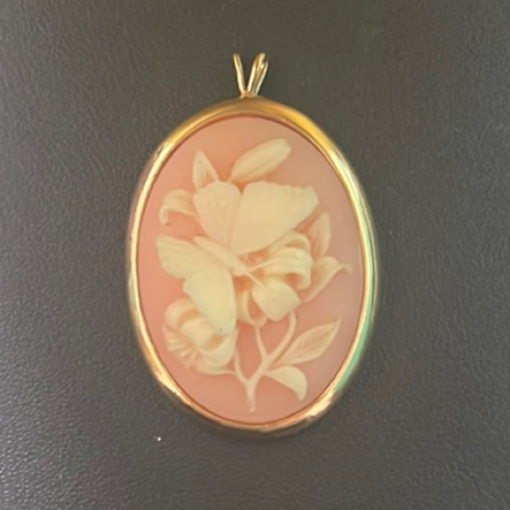 Trifari Gold and Cream Floral Pendant Necklace